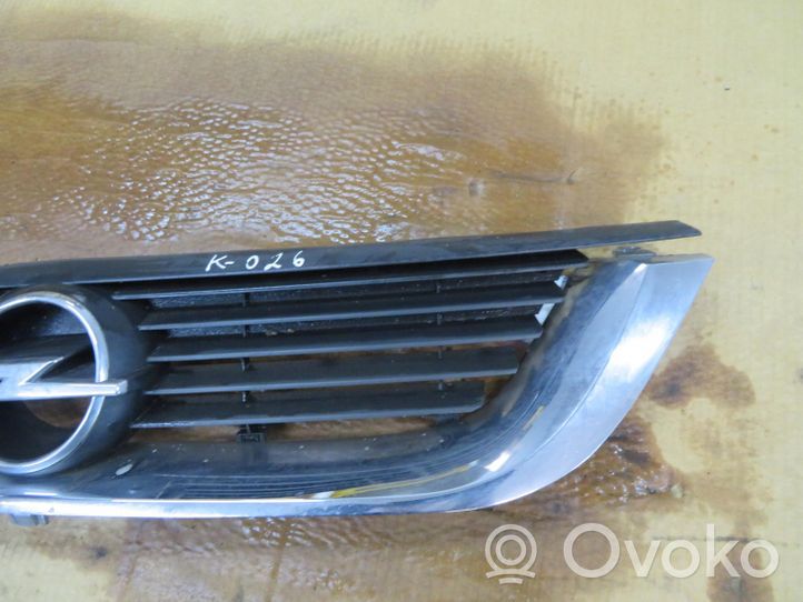 Opel Vectra A Grille calandre supérieure de pare-chocs avant 90505722