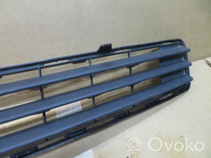 Mercedes-Benz C W205 Grille inférieure de pare-chocs avant A2048850023