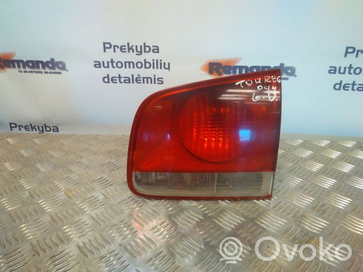 Volkswagen Touareg I Galinis žibintas dangtyje 28268003