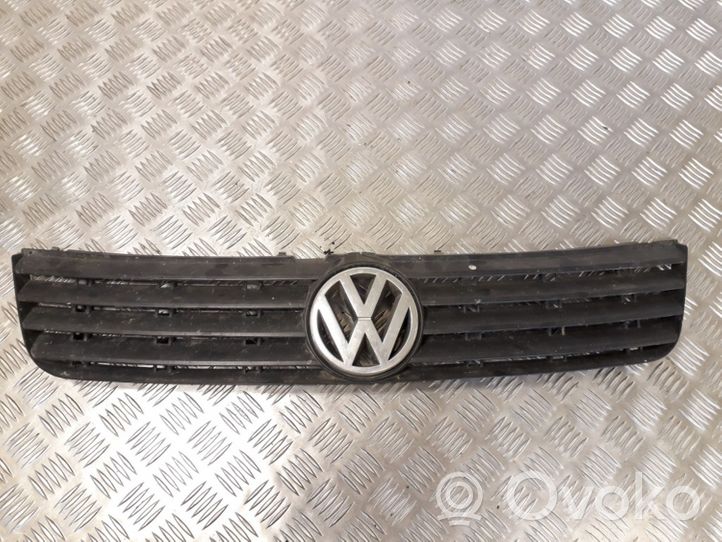 Volkswagen PASSAT B5 Etupuskurin ylempi jäähdytinsäleikkö 
