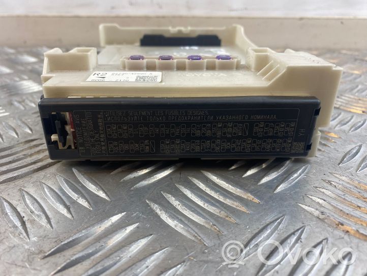 Toyota RAV 4 (XA50) Module de fusibles 8273042890