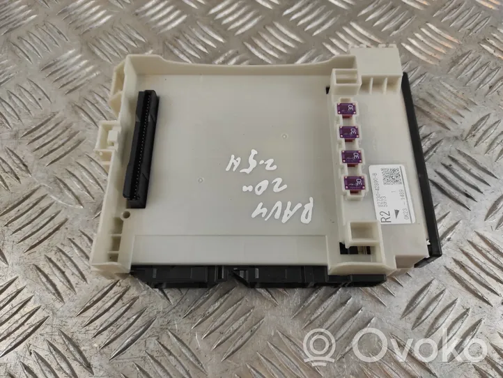 Toyota RAV 4 (XA50) Module de fusibles 8273042890