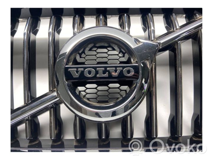 Volvo XC60 Grotelės viršutinės 31479495