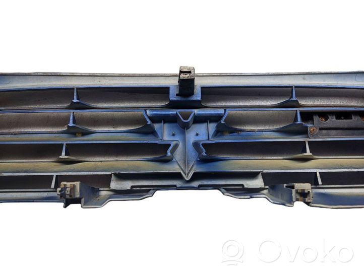 Mitsubishi Pajero Grille calandre supérieure de pare-chocs avant MR387981