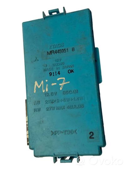 Mitsubishi Pajero Boîte à fusibles relais MR445951B