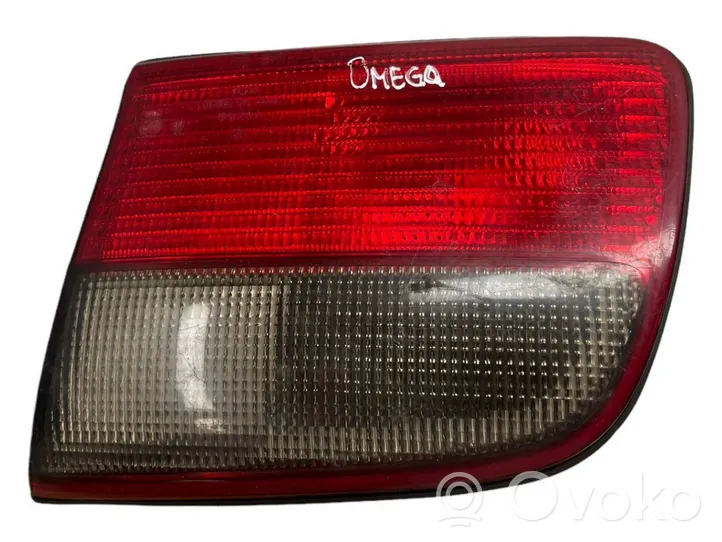 Opel Omega B1 Aizmugurējais lukturis pārsegā 45300