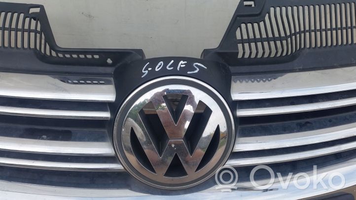 Volkswagen Golf V Grotelės viršutinės 1K5853653C