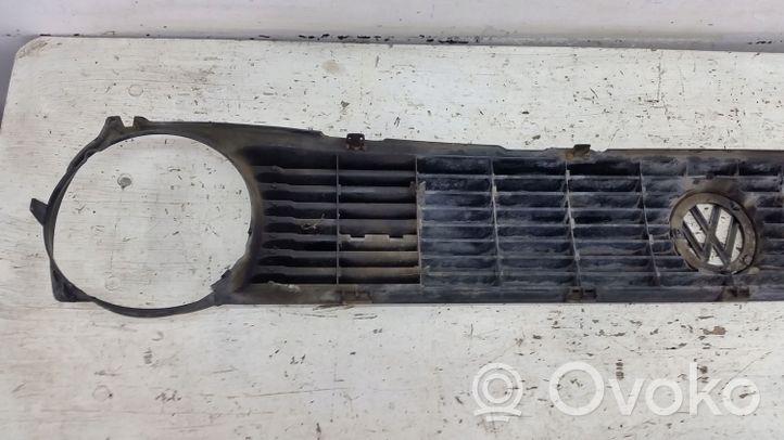 Volkswagen Polo II 86C 2F Grille calandre supérieure de pare-chocs avant 