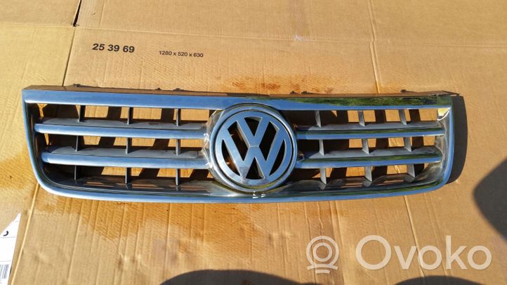 Volkswagen Touareg I Grille calandre supérieure de pare-chocs avant 