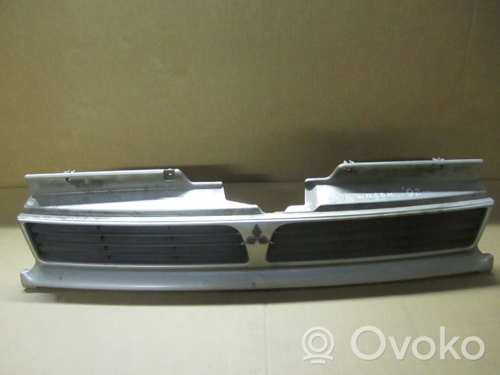 Mitsubishi Space Wagon Grille calandre supérieure de pare-chocs avant MB667240