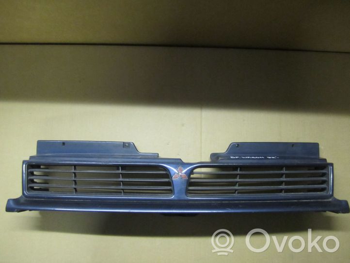 Mitsubishi Space Wagon Maskownica / Grill / Atrapa górna chłodnicy MB667240