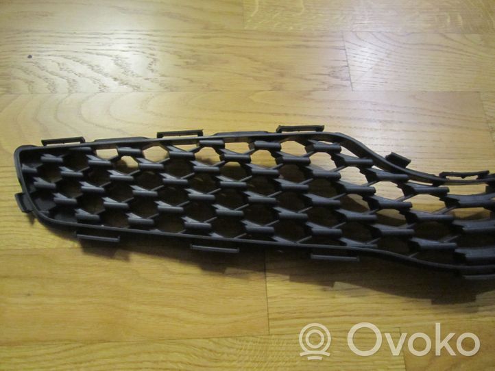 Toyota Yaris Grille calandre supérieure de pare-chocs avant 