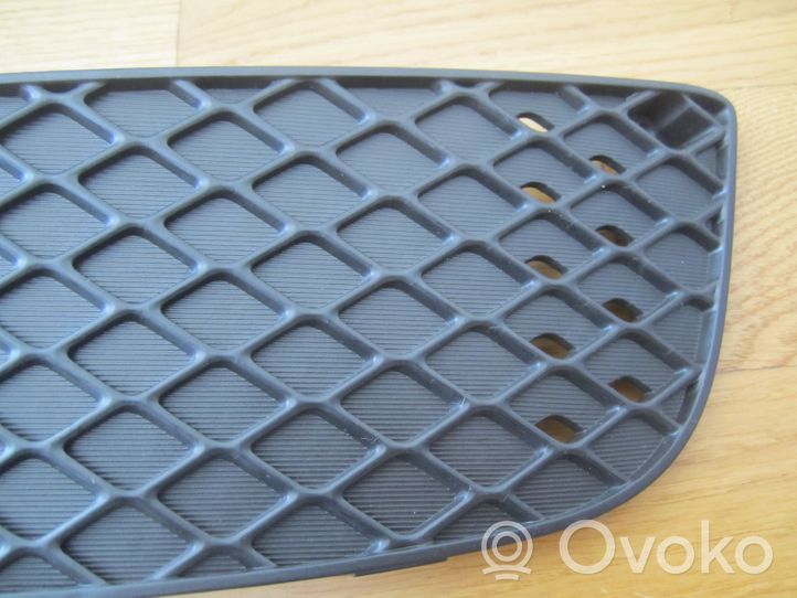 Mitsubishi Lancer VIII Grille inférieure de pare-chocs avant 