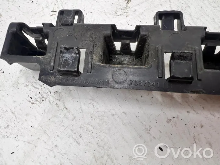 BMW 5 G30 G31 Supporto di montaggio del parafango 7387341