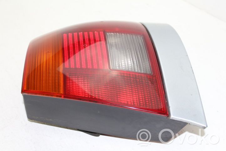 Audi A4 S4 B5 8D Aizmugurējais lukturis virsbūvē 8D0945096A
