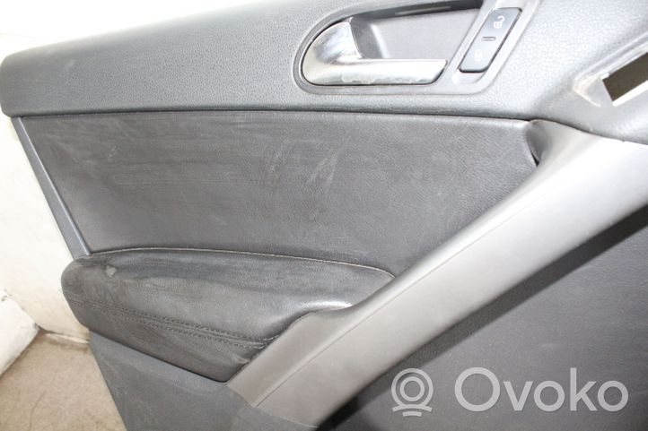 Volkswagen Tiguan Rivestimento del pannello della portiera anteriore 