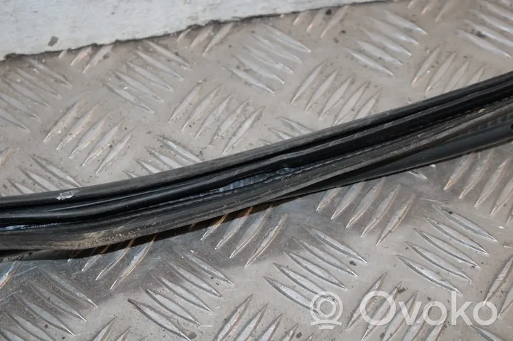 Volkswagen Tiguan Trunk rubber seal (body) 5N0827705