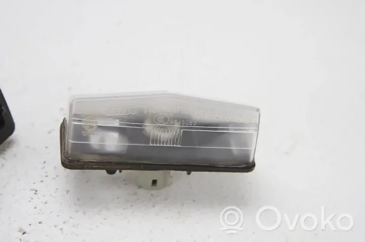 Toyota RAV 4 (XA40) Lampa oświetlenia tylnej tablicy rejestracyjnej A045053