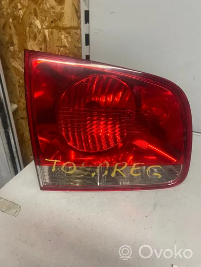 Volkswagen Touareg I Lampy tylnej klapy bagażnika 7L6945093J