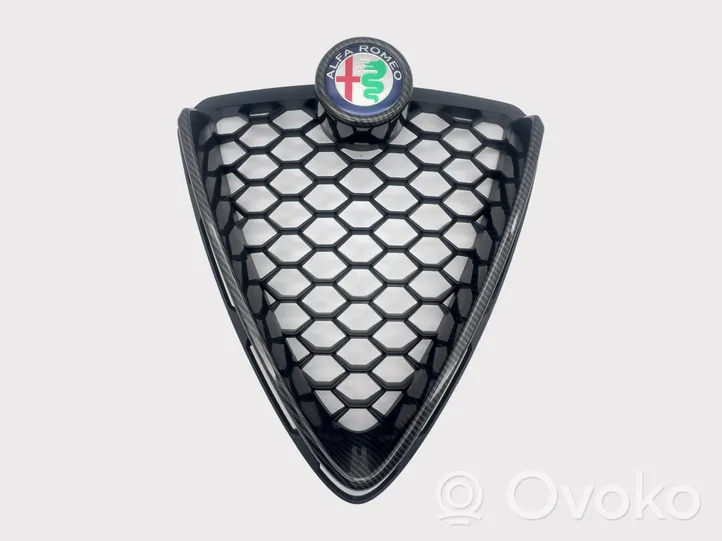 Alfa Romeo Stelvio Grotelės viršutinės 156148390