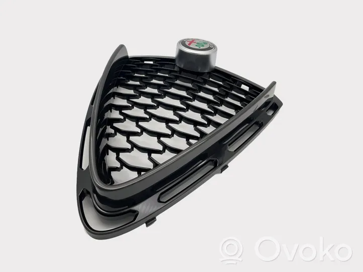 Alfa Romeo Stelvio Maskownica / Grill / Atrapa górna chłodnicy 156172304