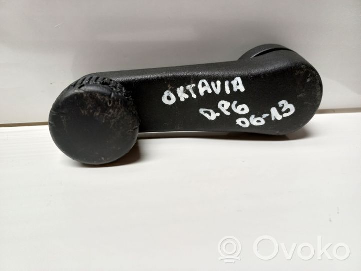 Skoda Octavia Mk2 (1Z) Korbka szyby drzwi tylnych 1H0837581D