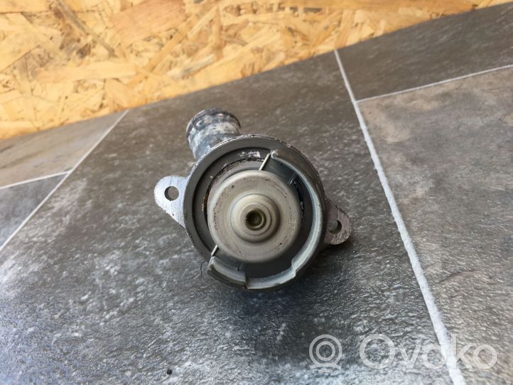 Audi A4 S4 B6 8E 8H Termostaatin kotelo 06C121111