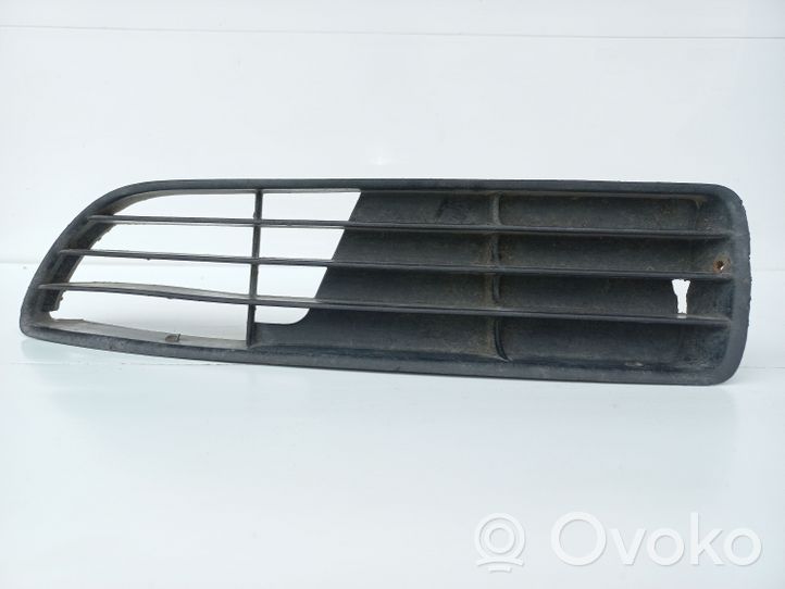 Audi A4 S4 B5 8D Kratka dolna zderzaka przedniego 8D0807845