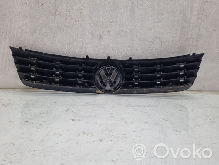 Volkswagen PASSAT B5 Etupuskurin ylempi jäähdytinsäleikkö 3B0853653C