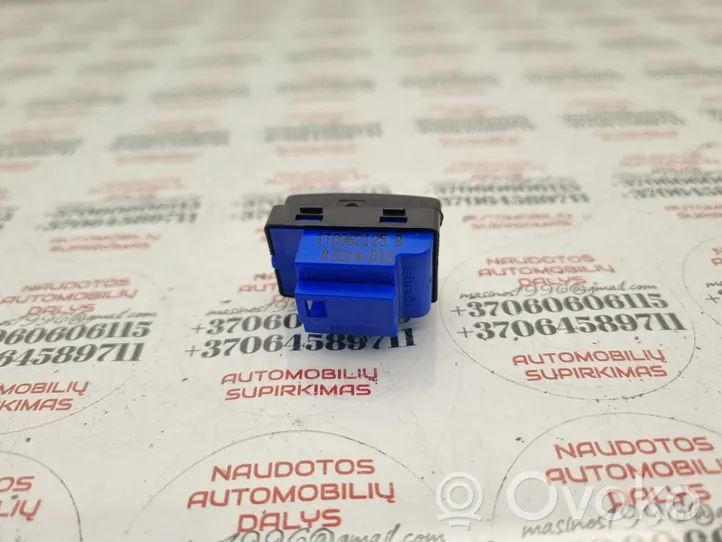 Volkswagen Touran II Central locking switch button 1T0962125B