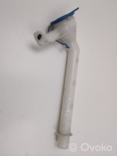 Nissan Qashqai+2 Window washer liquid tank fill tube 011008