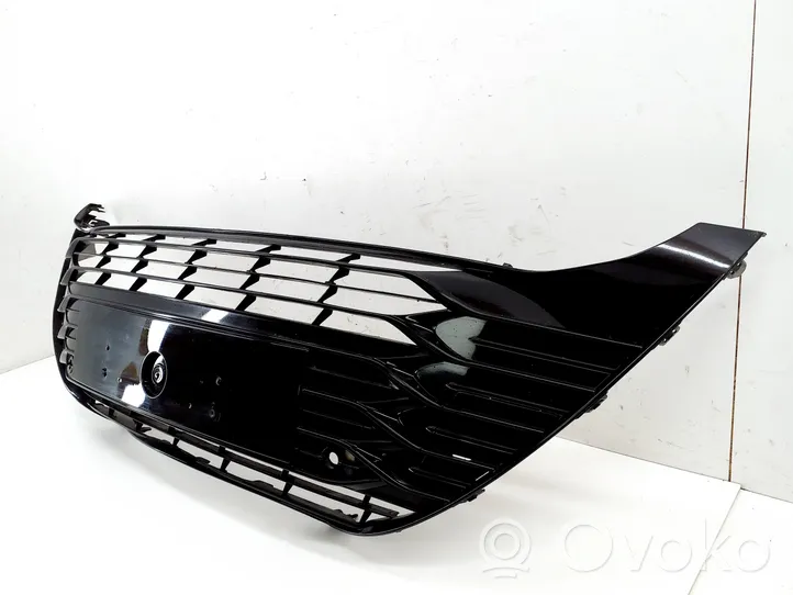 Toyota Yaris Front bumper upper radiator grill 531020D130