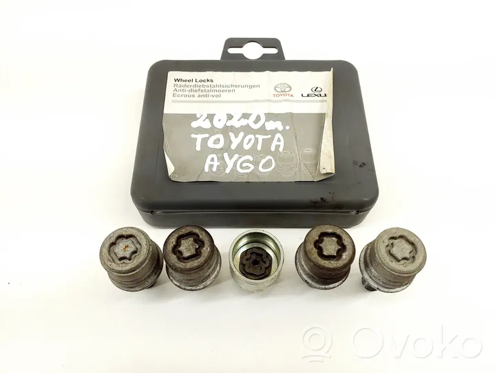 Toyota Aygo AB40 Dadi antifurto e blocco ruota PW45600005