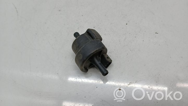 Audi A4 S4 B5 8D Valvola di depressione 42115902