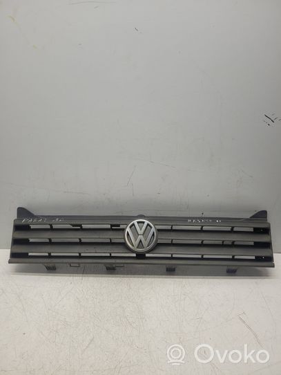 Volkswagen PASSAT B2 Etupuskurin ylempi jäähdytinsäleikkö 321853653