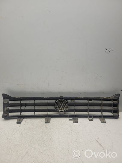 Volkswagen PASSAT B2 Augšējais režģis 321853653