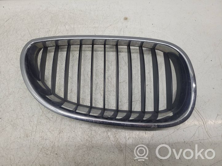 BMW 5 E60 E61 Maskownica / Grill / Atrapa górna chłodnicy R51137065702