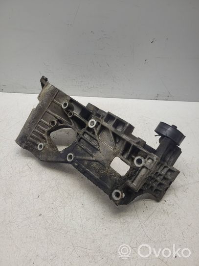 Volkswagen Golf IV Support de compresseur de clim 038903143