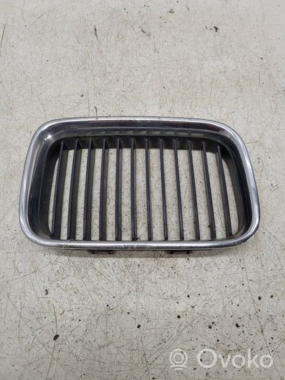 BMW 3 E36 Grille calandre supérieure de pare-chocs avant 51138122238