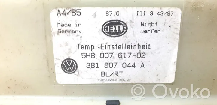 Volkswagen PASSAT B5 Ilmastoinnin ohjainlaite/moduuli 5HB007617-02