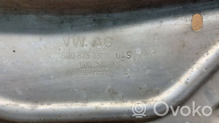 Volkswagen Golf VII Protezione inferiore del serbatoio del carburante 5Q0825730B