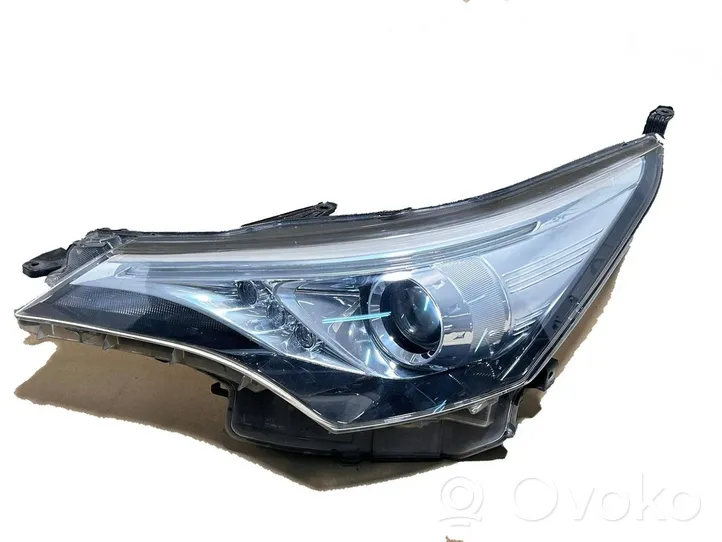 Toyota Avensis T270 Lampa przednia 8117005390