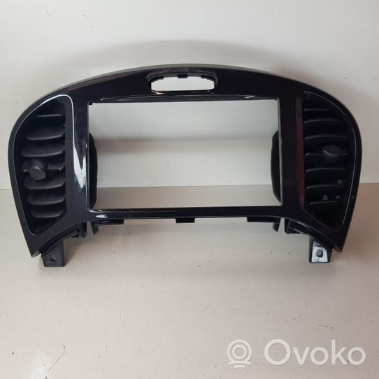 Nissan Juke I F15 Griglia di ventilazione centrale cruscotto 682601KE0A