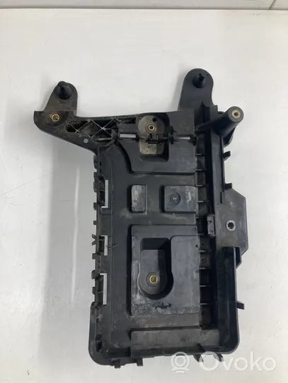 Volkswagen Touran II Battery tray 1K0915333