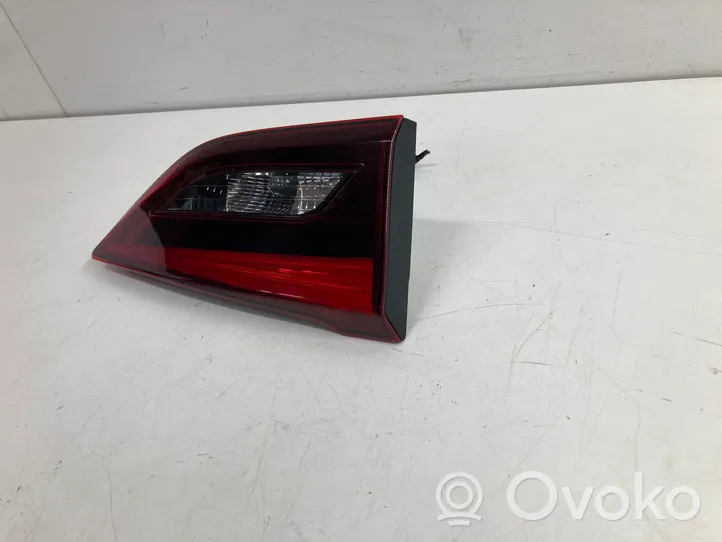 Toyota Avensis T270 Tailgate rear/tail lights E214080