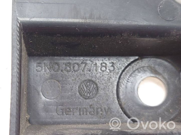 Volkswagen Tiguan Uchwyt / Mocowanie błotnika przedniego 5N0807183