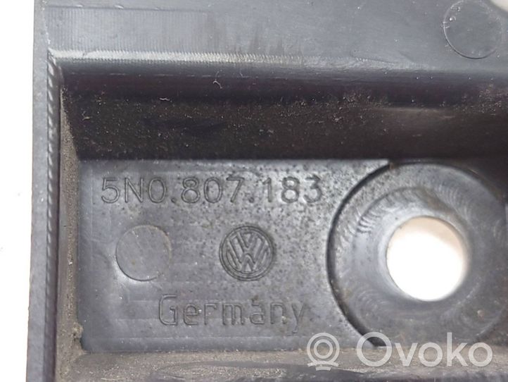 Volkswagen Tiguan Supporto di montaggio del parafango 5N0807183