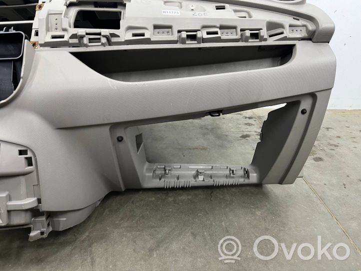 Renault Zoe Deska rozdzielcza 681000711R