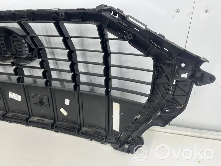 Audi Q3 F3 Etupuskurin ylempi jäähdytinsäleikkö 83A853651