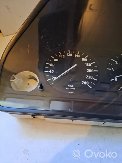 BMW 5 E34 Compteur de vitesse tableau de bord 6689699